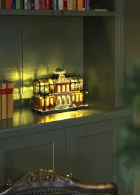 Mekanisk Juledekorasjon Med Togstasjon 25cm Flerfarget Fra Konstsmide - Atmosf&aelig;risk togstasjon med bevegelige figurer, 15 varmhvite LED-lys og innebygd julemusikk som gir liv til julelandsbyen din.