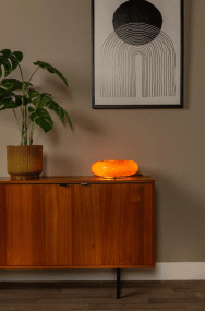 Sentino 10cm Oransje bordlampe Fra Lucide - Denne unike bordlampen kombinerer et blankt lakkert glasshus i smultringform med en elegant metallbase – et stiluttrykk som både tiltrekker seg oppmerksomhet og løfter helhetsinntrykket i rommet.