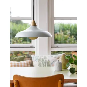 Urban Wide Ø36 Lysegrønn Taklampe Fra Superliving - Forbedre hjemmet ditt med den moderne Urban Wide pendellampen, en stilig kombinasjon av matt lysegr&oslash;nn finish og elegante messingdetaljer.