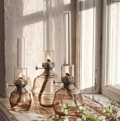 Kerosene Lamp Majken Mid Grå Fra Strömshaga - Brennere i klart glass og brennere i nikkel.
