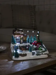 Mekanisk Juledekorasjon Med Juletresalg 17cm Flerfarget Fra Konstsmide - Skap en livlig julestemning med denne mekaniske juledekorasjonen &ndash; en sjarmerende scene med juletr&aelig;r i vinterdrakt.