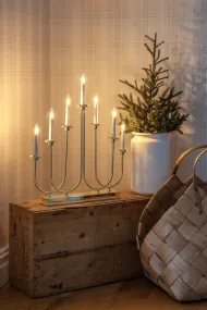 Candelabra 7 Lights Messing Fra Konstsmide - Skap en luksuri&oslash;s og innbydende julestemning med denne stilige adventslysestaken i messingfinish.
