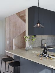 August Ø25 Svart vinduslampe Fra PR Home - Lampeskjerm i sort glass og lampeskjerm i sort metall med matt overflate.