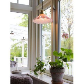 August Ø25 Rosa vinduslampe Fra PR Home - August pendellampe er en klassisk skomakerlampe med en bølget lampeskjerm i rosa og en metallskjerm med messingfinish.