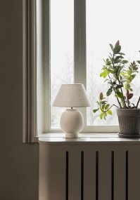Lorenzo 46cm Beige bordlampe Fra Globen Lighting - Den h&aring;ndlagde strukturen gir hver lampe et naturlig og livlig uttrykk, mens den beige tekstilskjermen bidrar til en myk og koselig f&oslash;lelse.