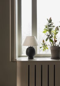 Lorenzo 46cm Svart Fra Globen Lighting - Lorenzo er en robust og karakterfull bordlampe i svart keramikk med en matt, lett finish.