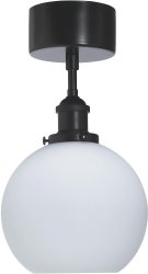 Omega Ø20 Hvit plafond Fra PR Home - Taklampe med krokoppheng i klassisk design, samt chassis i opalt glass og metall i matt sort overflate.