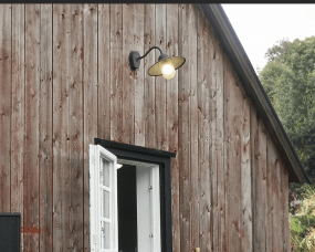 Stall Svart utendørslampe Fra Westal - Baksiden har to&aring; innganger og utganger og hurtigkoblingsklemme.