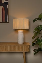 Viso 56cm Hvit bordlampe Fra Lucide - Med sin sylindriske base i høykvalitets keramikk og en lampeskjerm i raffia gir Viso en varm og koselig glød som skaper en rolig og harmonisk atmosfære.