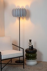 Spencer Grå gulvlampe Fra Lucide - Med en høyde på 156 centimeter er Spencer elegant og et ekte statement i ditt interiør.