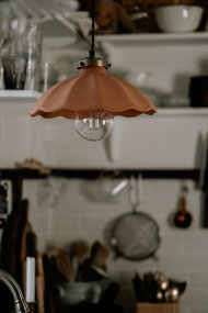 Alva Ø30 Terrakotta Taklampe Fra Globen Lighting - Den &oslash;verste delen som omslutter keramikken er laget av metall i fargen antikk messing og matches av en 120 cm svart tvunnet tekstilkabel og svart takkopp laget av plast.