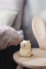 Capybara Hvit barnelampe Fra Star Trading - Lampen har en ber&oslash;ringsfunksjon, og med et lett trykk kan du sl&aring; den av og p&aring;, eller bytte mellom forskjellige vakre farger.