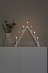 Candelabra 7 Lights Hvit Fra Konstsmide - Sammenleggbar elektrisk lysholder med 7 lys, laget av hvitmalt tre, dekorert med messingringer rundt hvert lys for en elegant touch.
