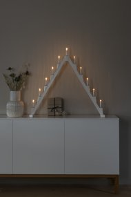 Candelabra 11 Lights Hvit Fra Konstsmide - Sammenleggbar elektrisk lysholder med 11 lys, laget av hvitmalt tre, dekorert med messingringer rundt hvert lys for en elegant touch.