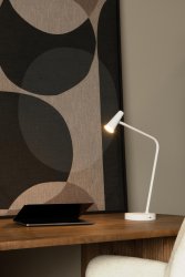 Stirling 47cm Hvit skrivebordslampe Fra Lucide - I tillegg til å gi mye lys, kan du enkelt justere lysstyrken med 3-trinns berøringsdimmer på lampen, s&aring; at lyset passer ditt humør og dine aktiviteter.