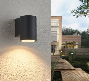 Oden Single Svart utendørslampe Fra Lampan - Lampan lyser fint ner p&aring; v&auml;ggen och skapar en h&auml;rlig atmosf&auml;r.