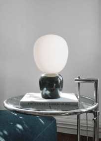 Buddy 34cm Grønn Fra Belid - Med sin jevne gl&oslash;d og sofistikerte design blir Buddy en naturlig del av hjemmet, en f&oslash;lgesvenn som sprer lys og karakter i generasjoner fremover.