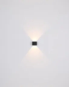 Veronika Svart utendørslampe Fra Globo Lighting - Med sin halvcirkelformade design i matt svart pressgjuten&nbsp;aluminium ger den ett elegant intryck samtidigt som den &auml;r v&auml;dert&aring;lig.