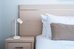 James 35cm Hvit skrivebordslampe Fra Globo Lighting - James &auml;r en modern och funktionell bordslampa som imponerar b&aring;de estetiskt och tekniskt.