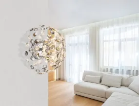 Katrina Ø40 Krom vegglampe Fra Globo Lighting - Den runda stommen i kromf&auml;rgad metall och den halvsf&auml;riska sk&auml;rmen i r&ouml;kf&auml;rgade K9-kristaller skapar en lyxig och inbjudande atmosf&auml;r.