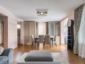 Pikara 38cm Tre plafond Fra Globo Lighting - Lampan &auml;r tillverkad i en stilfull kombination av metall i tr&auml;look och en mattsvart finish, vilket ger den en modern men samtidigt naturlig k&auml;nsla.