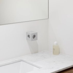 Square 2 Socket extender with 30W Dual USBC Grå Fra Avolt - Stikkontaktforlenger fra Avolt med stilig design med en kube laget av resirkulert plast og en magnetisk plate i bunnen slik at den kan henges p&aring; veggen.