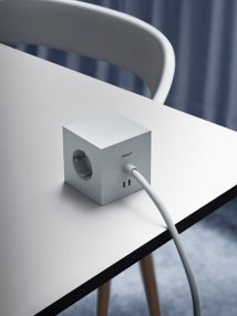 Square 1 with 30W Dual USBC & Magnetic base, 1.8m Grå Fra Avolt - Styreskinne fra Avolt med et stilig design med lang PVC-ledning, en kube laget av resirkulert plast og en magnetisk plate i bunnen slik at den kan henges p&aring; veggen.