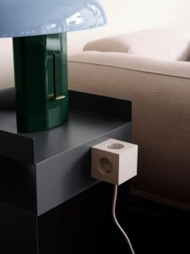 Square 1 with 30W Dual USBC & Magnetic base, 1.8m Sand Fra Avolt - Styreskinne fra Avolt med et stilig design med lang PVC-ledning, en kube laget av resirkulert plast og en magnetisk plate i bunnen slik at den kan henges p&aring; veggen.