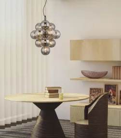 Conor Ø40 Røykfarget Fra Globo Lighting - Den har 13st dekorativa r&ouml;kf&auml;rgade glaskupor som alla omfamnar en ljusk&auml;lla vilket skapar en fin och harmonisk ljusspridning i rummet.