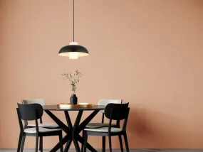 Lowe Ø38 Svart Taklampe Fra Globo Lighting - Den runda sk&auml;rmen i mattsvart metall ger ett elegant och tidl&ouml;st uttryck, medan den cylinderformade sk&auml;rmen i opalglas sprider ett mjukt och behagligt ljus.