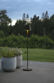 Pomezia 124cm Svart Fra Konstsmide - Høyden er justerbar mellom 53 og 124 cm, så du kan også bruke den som en høy bordlampe.