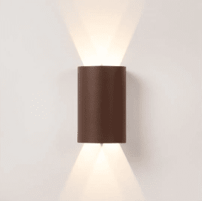 York Rust utendørslampe Fra Lucide - Lampen gir god lysfordeling både opp og ned langs veggen, og fordelingsvinkelen kan justeres under installasjon.
