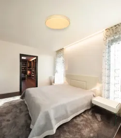 Ovi Ø60 Hvit plafond Fra Globo Lighting - Kombinationen av vit metall, glittrande dekordetaljer och klara plastkristaller g&ouml;r den till en riktig blickf&aring;ngare.