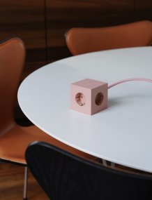 Square 1 with 30W Dual USBC & Magnetic base, 1.8m Rosa Fra Avolt - Styreskinne fra Avolt med et stilig design med lang PVC-ledning, en kube laget av resirkulert plast og en magnetisk plate i bunnen slik at den kan henges p&aring; veggen.