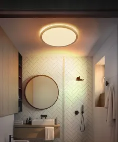 Sapana Ø42 Tre baderomslampe Fra Globo Lighting - Lampan &auml;r tillverkad av tr&auml;inspirerad och vit plast, vilket ger ett mjukt och bl&auml;ndfritt ljus.