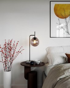 Boyle 60cm Svart Fra By Rydéns - P&aring; den annen side tilf&oslash;rer det r&oslash;kte glasset en annen dimensjon og f&aring;r Boyle til &aring; skille seg ut fra mengden og skaper et dr&oslash;mmende lys som du vil kunne nyte i mange &aring;r fremover.