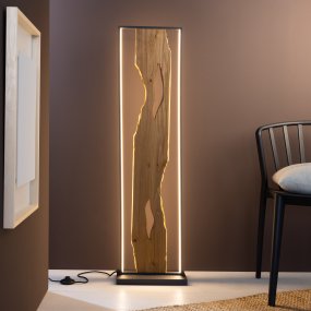Chaumont Tre gulvlampe Fra Brilliant - Lampen er utstyrt med energieffektiv og langvarig LED-teknologi samt en praktisk fotbryter som gjør det enkelt å slå av og på med foten.