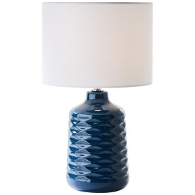 Ilysa 42cm Blå bordlampe Fra Brilliant - Denne dekorative bordlampen er perfekt som nattbordslampe eller for &aring; skape en koselig atmosf&aelig;re for vesker og vindusrammer.