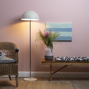 Lillian Beige gulvlampe Fra Brilliant - Med sin myke beige nyanse, kromramme og natursteinsbase gir den stil og harmoni til ethvert rom.