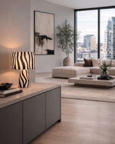 Zany 43cm Svart og hvitt bordlampe Fra By Rydéns - Lampen er laget av tekstil og metall og har et uttrykksfullt sebram&oslash;nster som gir rommet et personlig og trendy preg.