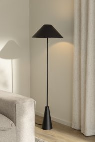 Cannes Svart gulvlampe Fra Globen Lighting - Cannes gulvlampe er basert på en balanse av geometriske former i et minimalistisk og stilig design som passer inn i mange miljøer.