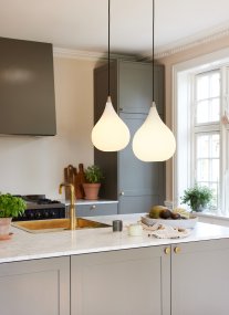 Drops Ø23 Hvit Taklampe Fra Halo Design - Skjermen laget av munnblåst opalglass skaper en fin lysspredning og i kombinasjon med detaljene i børstet aluminium bidrar lampen til en koselig atmosfære i rommet.