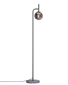 Boyle Svart gulvlampe Fra By Rydéns - Tvert imot tilf&oslash;rer det r&oslash;kte glasset en ekstra dimensjon og f&aring;r Boyle til &aring; skille seg ut fra mengden, og skaper en dr&oslash;mmende lampe som du vil kunne nyte i mange &aring;r fremover.