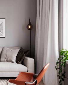 Boyle Svart gulvlampe Fra By Rydéns - Tvert imot tilf&oslash;rer det r&oslash;kte glasset en ekstra dimensjon og f&aring;r Boyle til &aring; skille seg ut fra mengden, og skaper en dr&oslash;mmende lampe som du vil kunne nyte i mange &aring;r fremover.