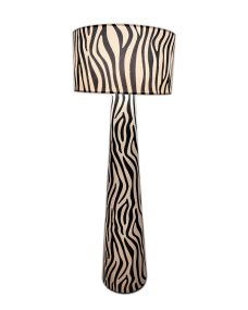 Zany Svart og hvitt Fra By Rydéns - Med sin sjener&oslash;se skjerm p&aring; 50 cm i diameter og sitt grafiske dyrem&oslash;nster er Zany Zebra perfekt for de som &oslash;nsker &aring; tilf&oslash;re personlighet og holdning til hjemmet sitt.