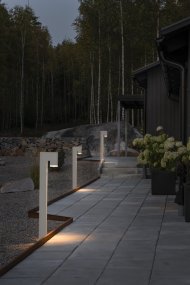 Pollux 100cm Hvit pullerter Fra Konstsmide - Med sitt minimalistiske design og nedadrettede lys skaper den stilig og stemningsfull belysning langs korridorer, terrasser eller i hagebed.