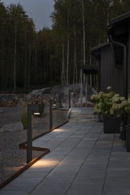 Pollux 100cm Svart pullerter Fra Konstsmide - Med sitt minimalistiske design og nedadrettede lys skaper den stilig og stemningsfull belysning langs korridorer, terrasser eller i hagebed.