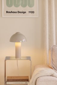 Buddy 36cm Sand bordlampe Fra Globen Lighting - Den matte lampefoten og toppen st&aring;r i kontrast til en h&oslash;yglanset lampeskjerm.