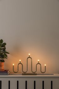 Noel 5 Messing Fra Globen Lighting - Det myke, b&oslash;lgete designet er laget av metallr&oslash;r som er b&oslash;yd for h&aring;nd p&aring; forskjellige niv&aring;er og gir en moderne tolkning av den klassiske adventslysestaken.