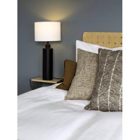 Solo 65cm Svart og hvitt bordlampe Fra PR Home - Solo lampefot i matt svart kombineres med en sylindrisk hvit lampeskjerm for et stilig og moderne uttrykk.